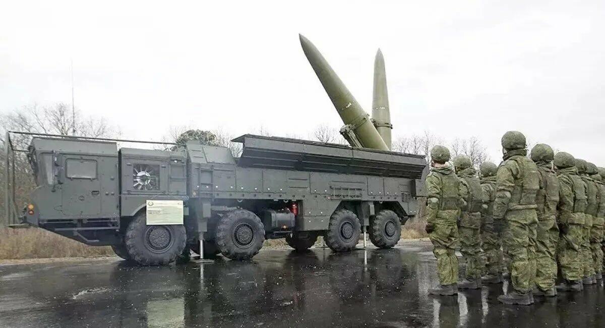 Росія серед білого дня атакувала Київ балістикою, випустивши близько 10 ракет