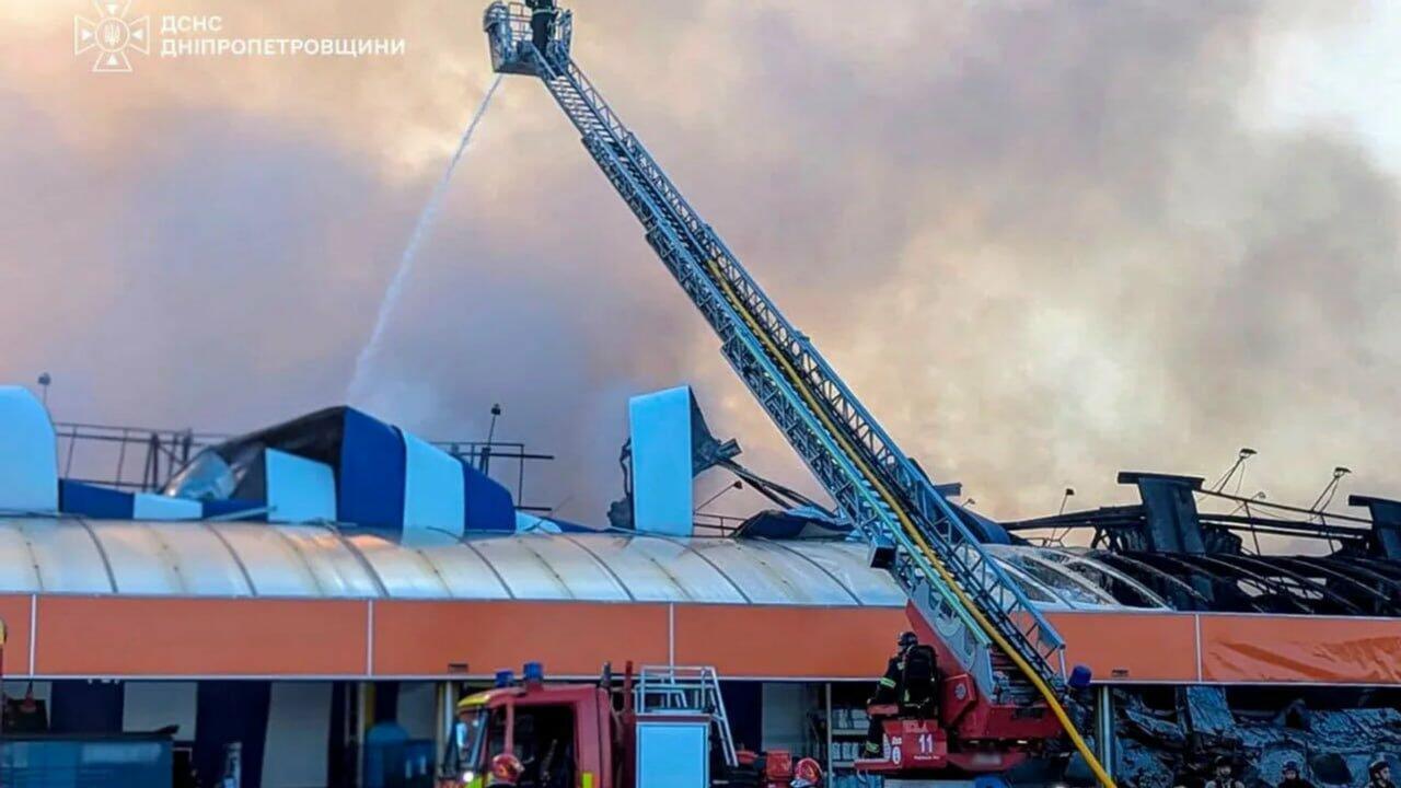 Що відомо про ранковий удар по Кривому Рогу . Російські дрони перетворили великий ТЦ на згарище