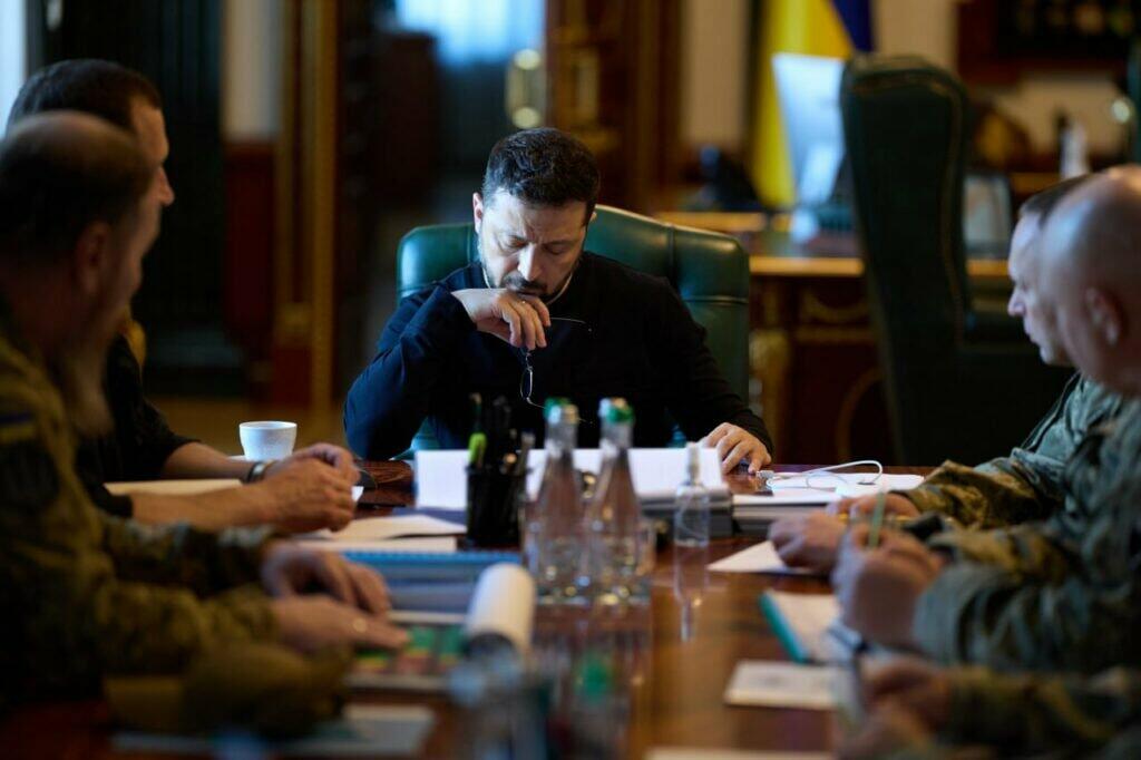 Зеленський провів нараду з Драпатим: обговорили дії для посилення напрямків фронту на Донеччині