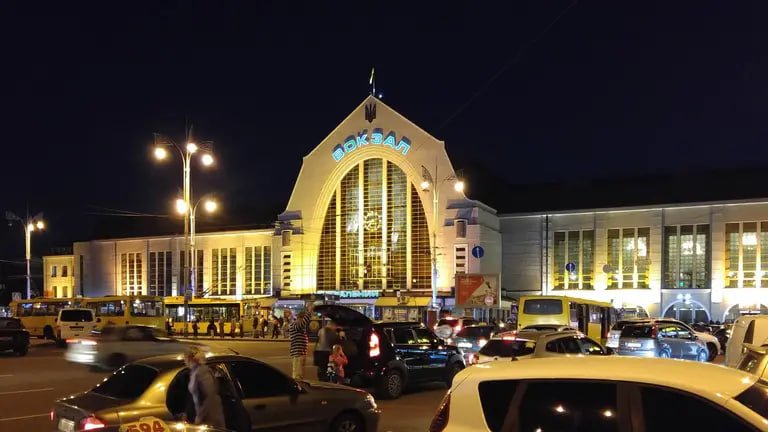 Що зміниться для пасажирів . Залізниця й вокзали працюватимуть за новими правилами під час тривог 