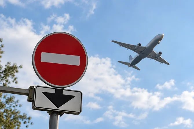 Дрони спричинили масштабний збій у московських аеропортах . Понад 200 рейсів затримали або скасували