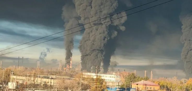 Після серії вибухів сталася пожежа.У російському Новокуйбишевську атаковано НПЗ