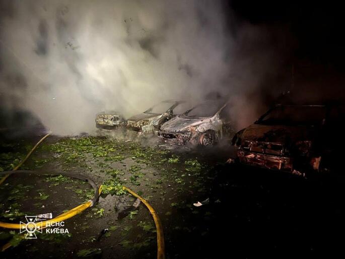 Про наслідки нічного російського балістичного удару по Києву розповіли у ДСНС