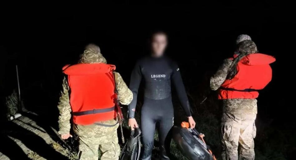 Які заборони готують для чоловіків, що не хочуть йти на війну . Влада буде брати ухилянтів у лещата