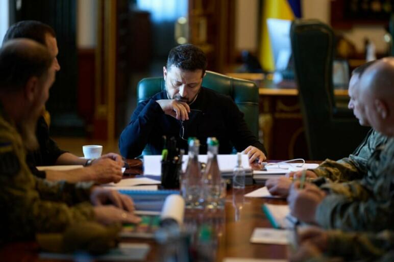 Зеленський провів нараду з Драпатим: обговорили дії для посилення напрямків фронту на Донеччині