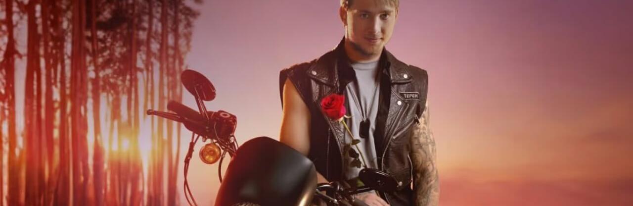 Підкорив соцмережі стильним образом  Холостяк Терен 