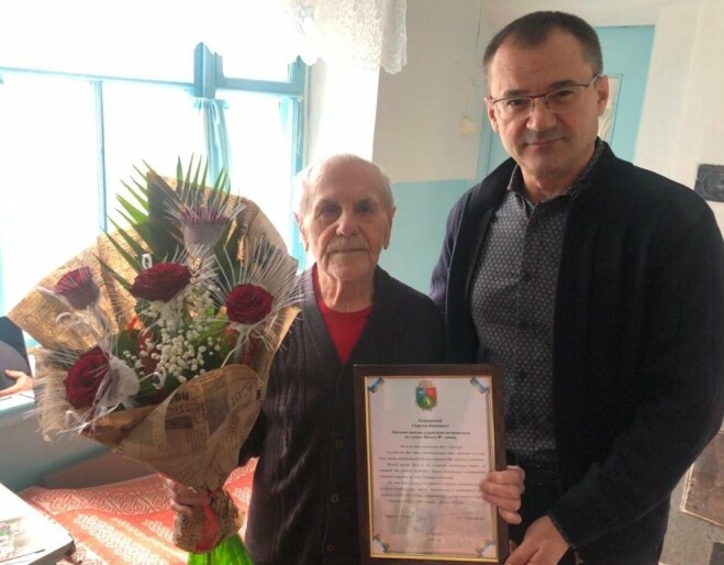 Міський голова Токмака привітав ювіляра з 90-річчям