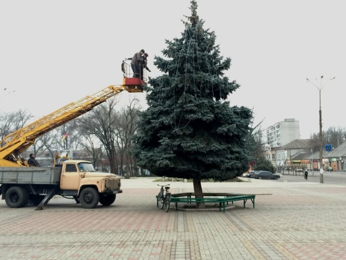 У Токмаці розпочали наряджати міську Новорічну ялинку