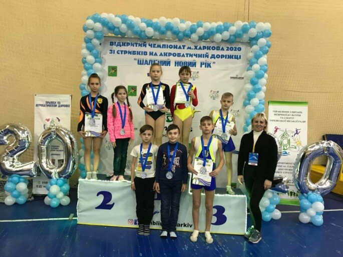 Юные акробаты из Токмака приняли участие в открытом чемпионате города Харькова