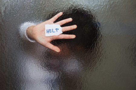 Прокуратура Токмака висунула підозру чоловіку у згвалтуванні малолітньої дівчинки