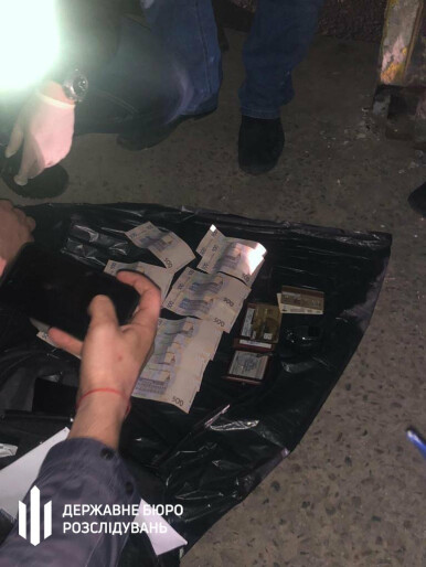 ДБР затримало прикордонника за хабар