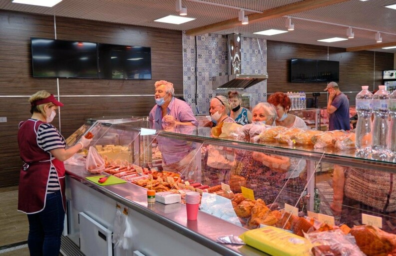 В Бердянске на АКЗ открылся большой магазин бердянского мясокомбината