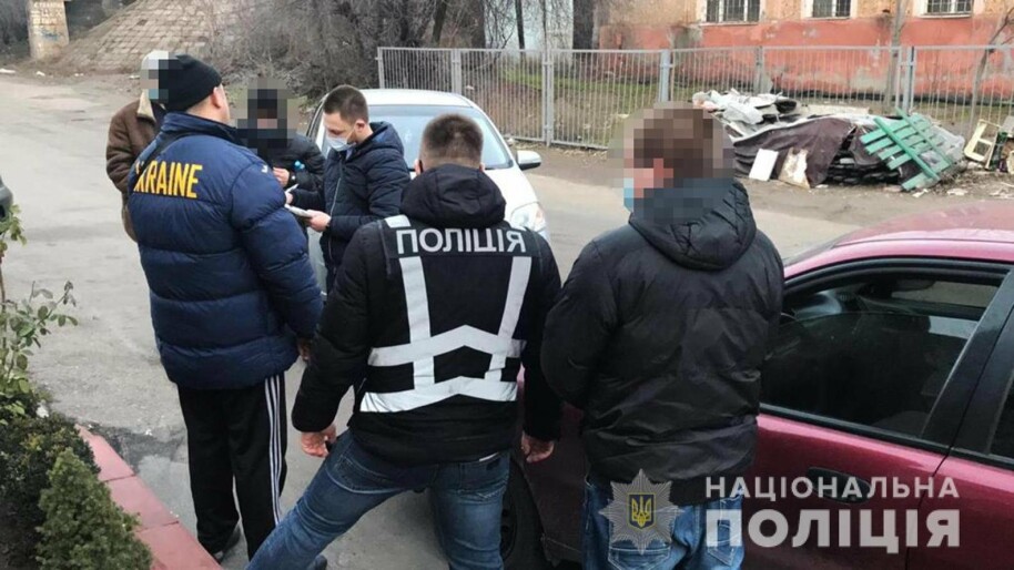 Полиция разоблачила сутенера, который за тысячу гривен доставил клиенту в сауну секс-работницу