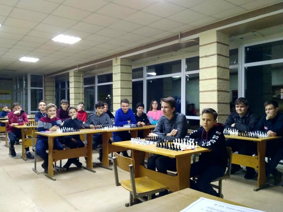 У шахматному клубі Токмака здійснити ремонт допоміг депутат облради Олег Суржан