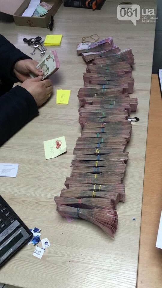 У колишнього керівника Запорізького аеропорту і причетних до зловживань вилучили більше 1,5 мільйона гривень