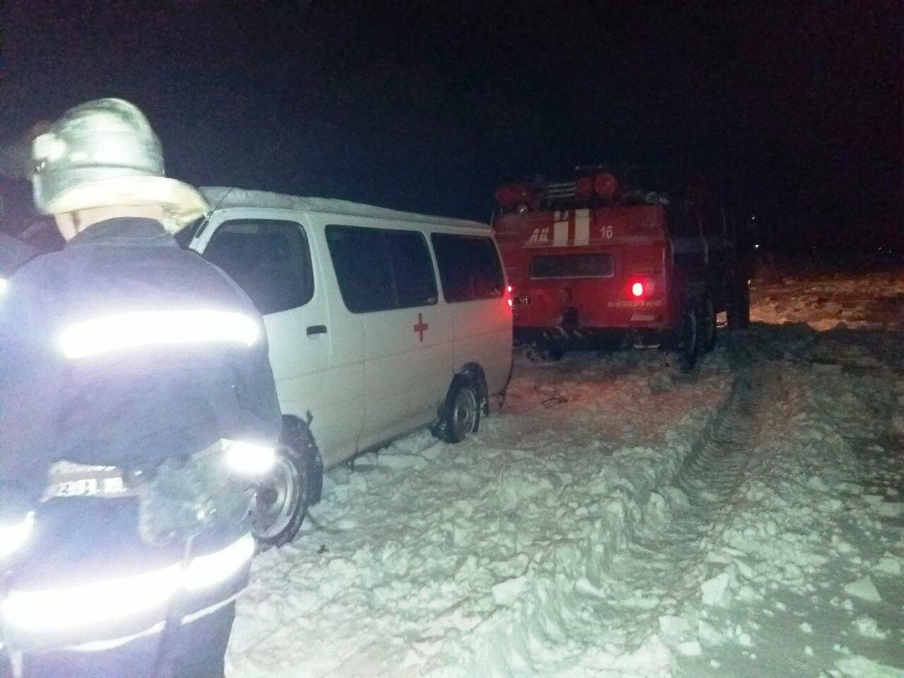 У Токмацьком районі рятівники звільнили зі снігового замету карету швидкої домоги