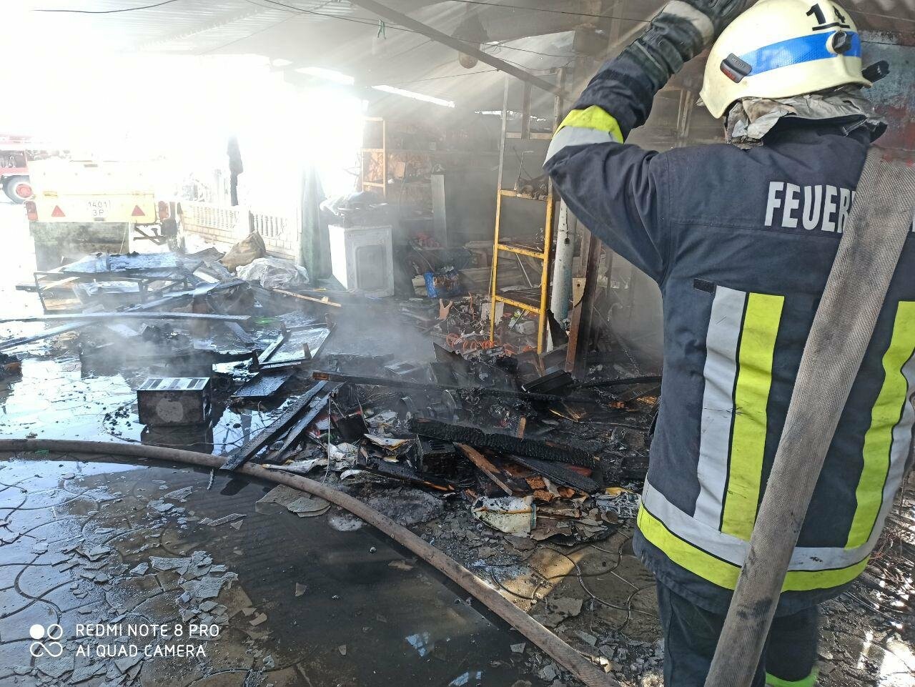 У Токмаку рятівники гасили пожежу в господарчій споруді