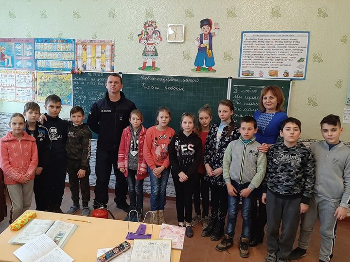 Співробітники міського відділу ДСНС побували у токмацьких школярів