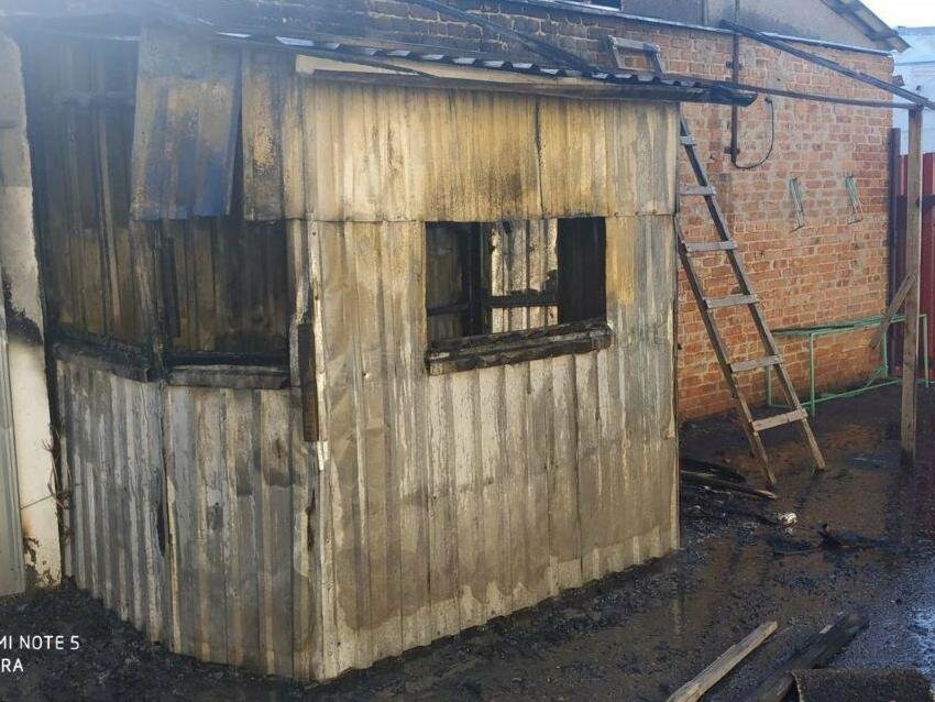 У Токмаку на приватній території горіла господарча споруда