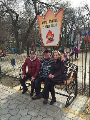 У Токмаці відкрили новий артоб`єкт – Лавку примирення