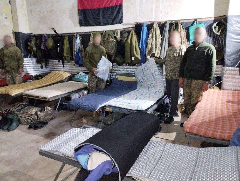Щоб не мерзли в бліндажах: у Кропивницькому волонтерки пошили для військових сотні ковдр та карематів, фото-1