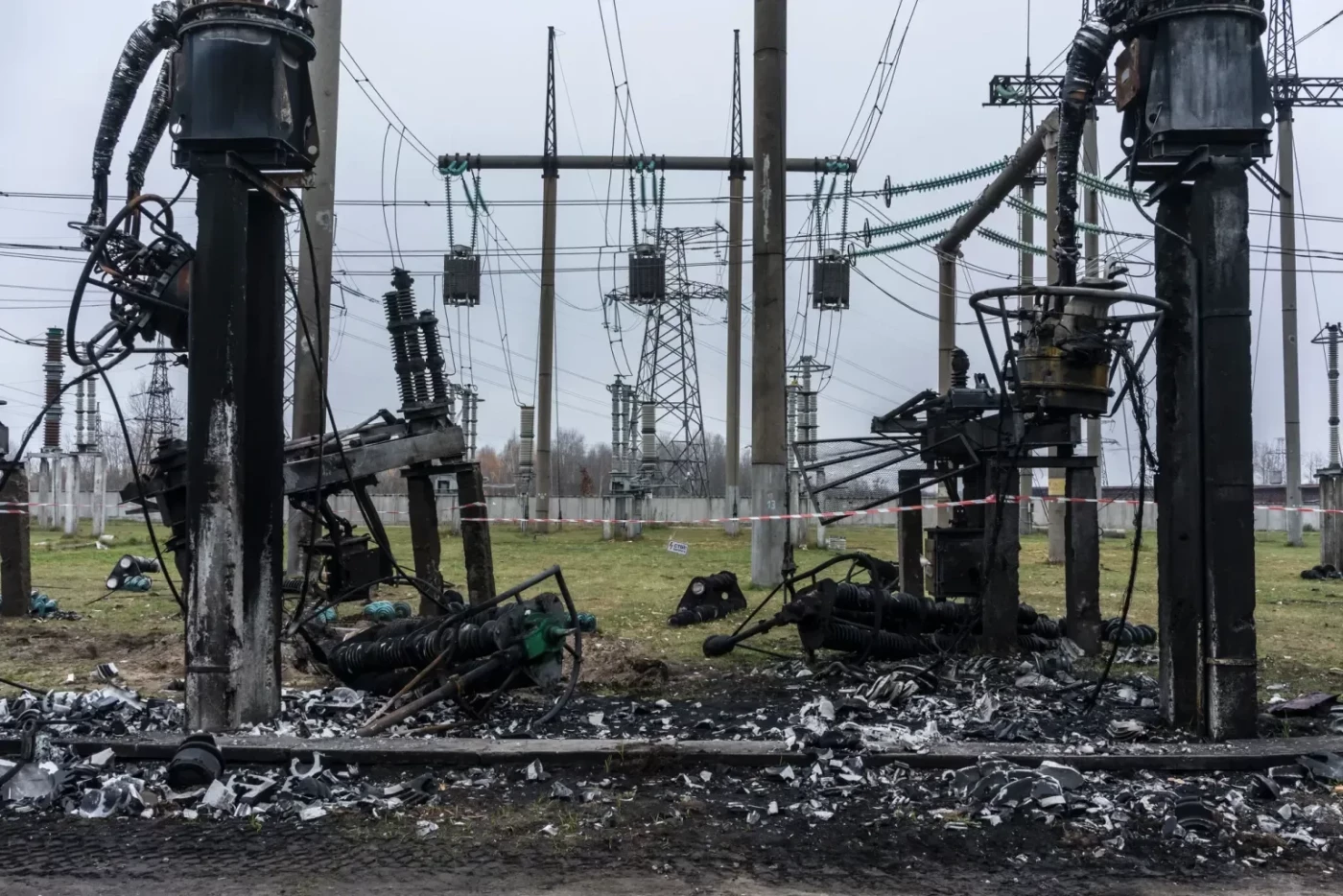 Майже половина енергомережі України виведена з ладу через російські удари, каже прем’єр, фото-1