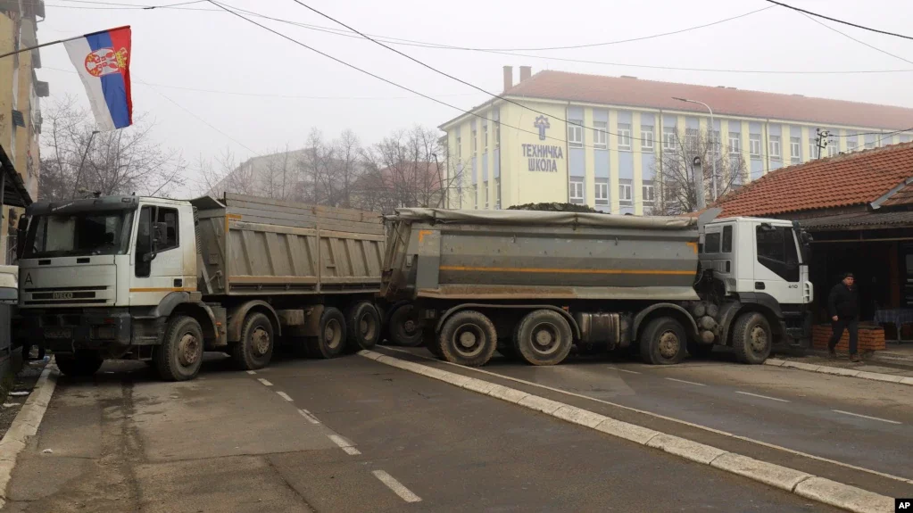 Зростає напруженість у Північному Косово, оскільки місцеві серби блокують дороги; Сербія привела армію в бойову готовність, фото-1