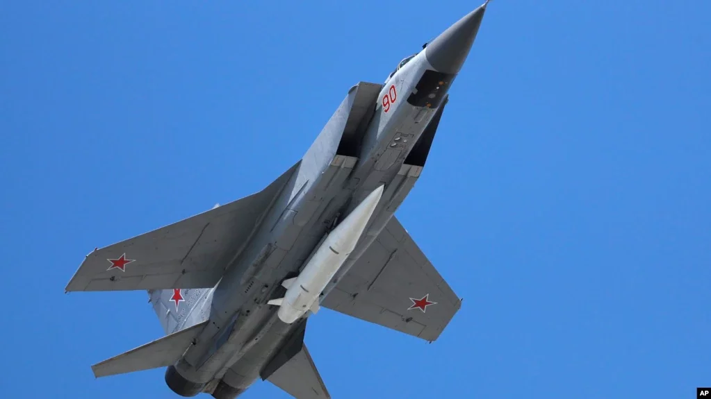 Росія і Білорусь почали імітувати зліт МіГ-31К під час зльотів інших типів літаків, фото-1