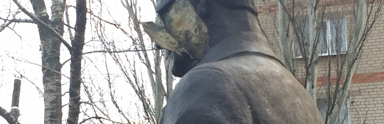 Вандалы в Токмаке повредили памятник Александру Ивченко