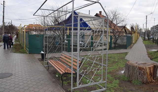 В Токмаке обустроили оригинальную остановку общественного транспорта, но, к сожалению, бездействующую