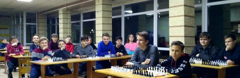 У шахматному клубі Токмака здійснити ремонт допоміг депутат облради Олег Суржан