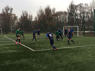 Два лидера не уступают первую строчку в турнирной таблице чемпионата Токмака по футболу