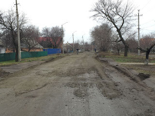 У двох мікрорайонах Токмака зробили ямковий ремонт доріг