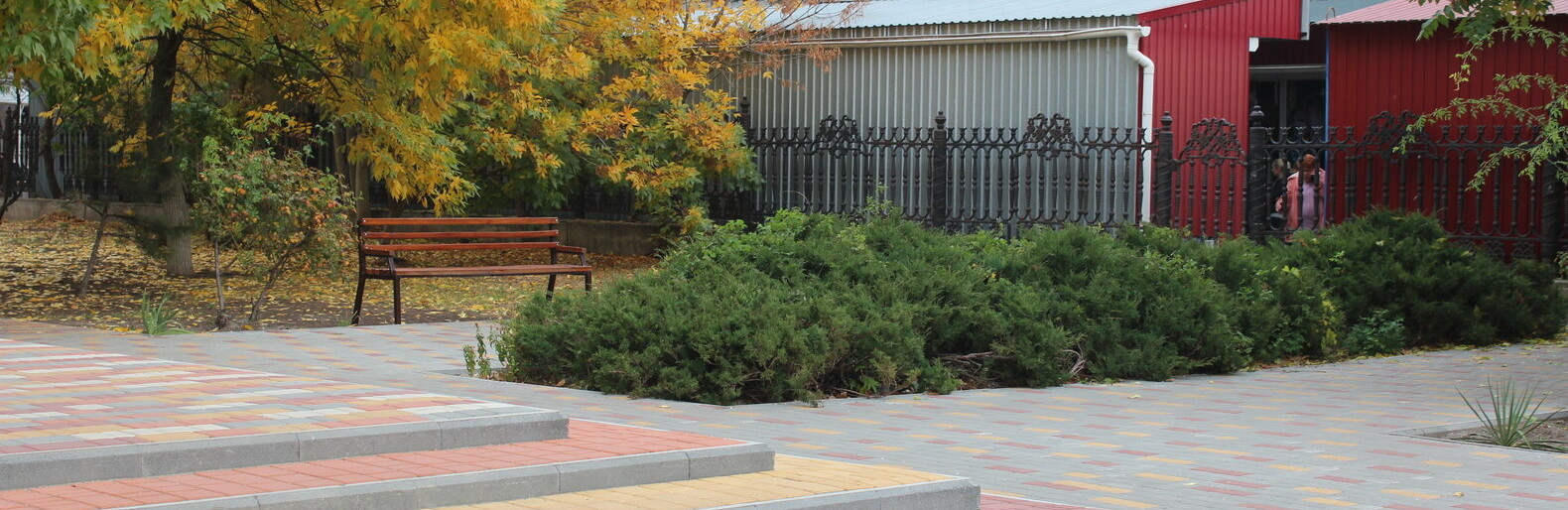 Детская поликлиника с новыми пешеходными тротуарами и благоустроенной территорией