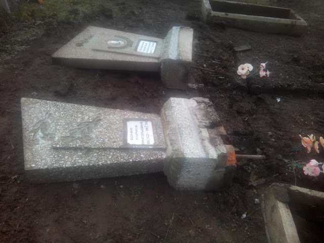 Бездушність, бездуховність – вандали зруйнували могили на центральн... Бездушність, бездуховність – вандали зруйнували могили на центральному цвинтарі Токмака