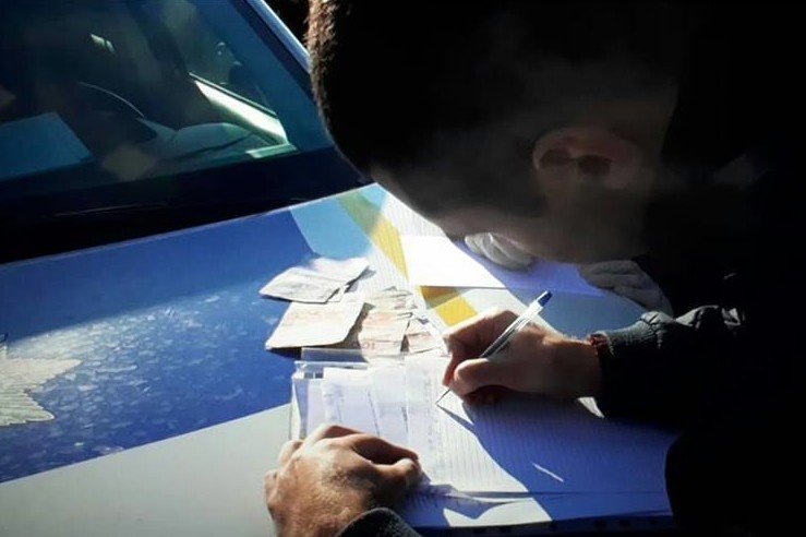 Водій з  Токмака за порушення ПДД намагався відкупитися від поліцейського