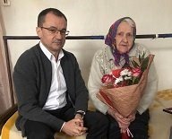 У Токмаку привітали довгожительку з 90-річчям