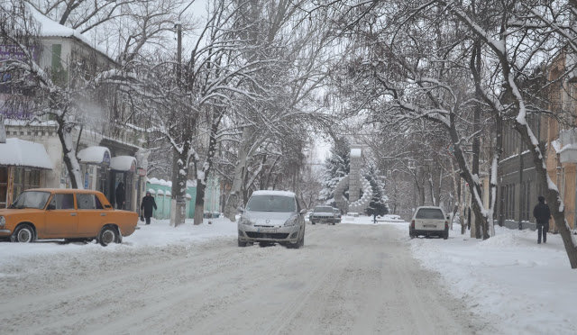 Токмак дочекався снігу: краса вимагає обережності