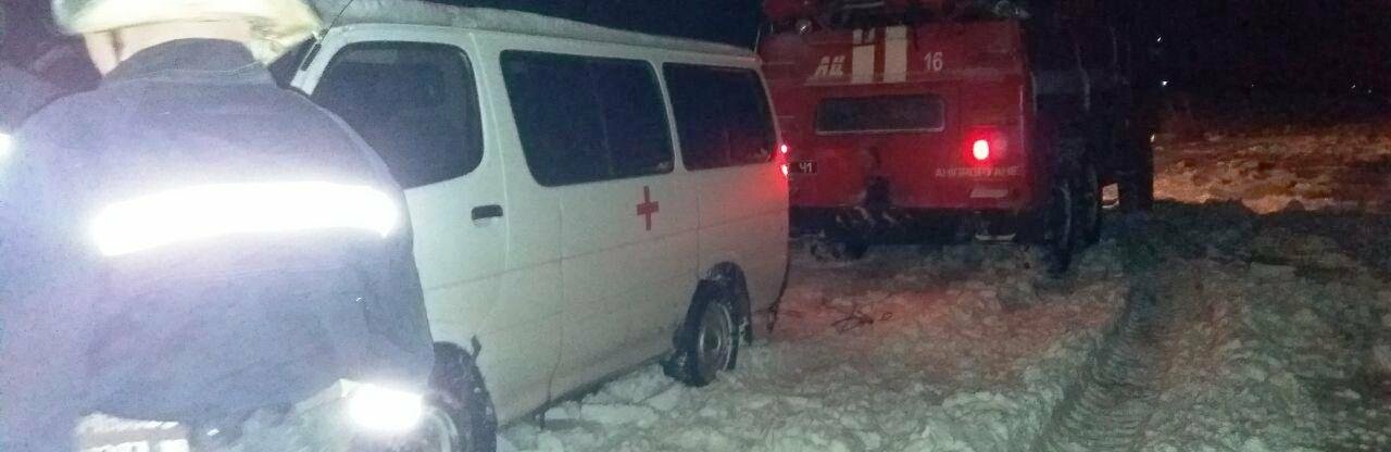 У Токмацьком районі рятівники звільнили зі снігового замету карету швидкої домоги