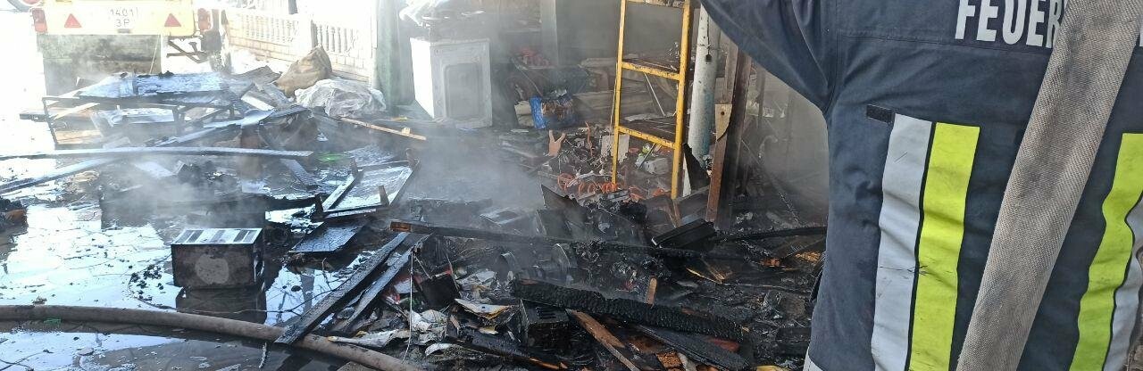 У Токмаку рятівники гасили пожежу в господарчій споруді У Токмаку рятівники гасили пожежу в господарчій споруді