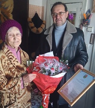 Токмачанку привітали з 90-річним ювілеєм