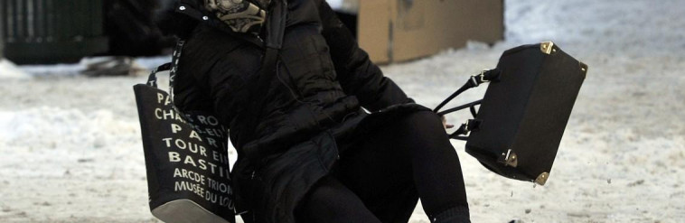 Комунальники Токмака не забезпечили містянам безпеку пересування тр... Комунальники Токмака не забезпечили містянам безпеку пересування тротуарами: десятки постраждалих