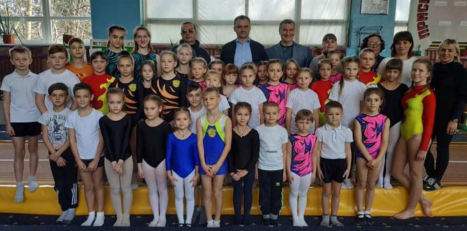 У Токмаці на гімнастичній дорожці змагались юні акробати