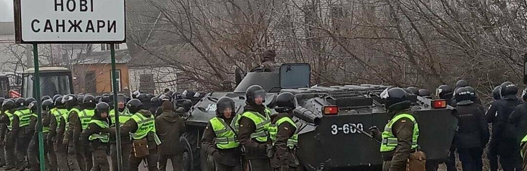 Зустріли літак з Уханю. Так, справжні українці не поступають!  -відео Зустріли літак з Уханю. Так, справжні українці не поступають!  -відео