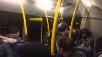 На Запоріжжі в автобусі побилися кондуктор із пасажиркою На Запоріжжі в автобусі побилися кондуктор із пасажиркою