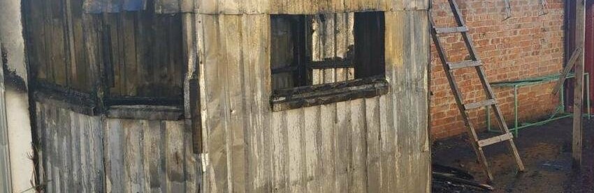 У Токмаку на приватній території горіла господарча споруда