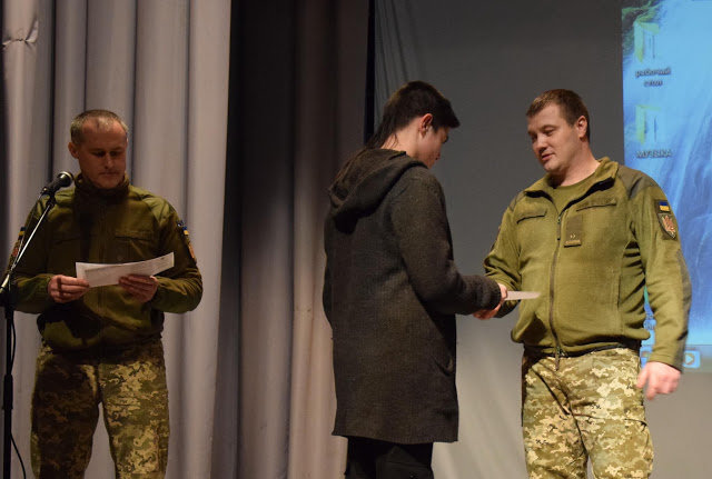 Майбутні захисники Вітчизни з Токмака одержали приписні свідотцтва