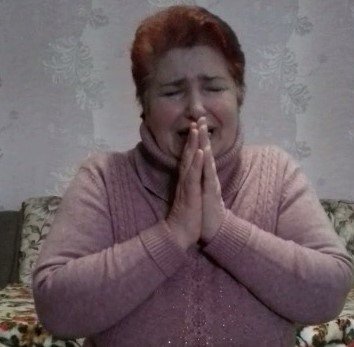"Ріжте, рубайте, але не чіпайте дітей". Мешканка Буковини на коліна... "Ріжте, рубайте, але не чіпайте дітей". Мешканка Буковини на колінах просила вибачення за поширення коронавіруса